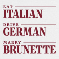 REVØRA Eat Italian Drive German Marry Brunette Oversized T-Shirt – Oversized Shirt in White, Rückenprint aus der Nähe