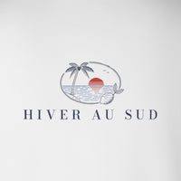 REVØRA Hiver au Sud – Longsleeve in White, Rückenprint aus der Nähe, KI-generierte Abbildung