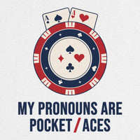 REVØRA My Pronouns Are Pocket Aces Oversized T-Shirt – Oversized Shirt in White, Rückenprint aus der Nähe