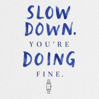 REVØRA Slow Down You're Doing Fine – Oversized Shirt in White, Rückenprint aus der Nähe