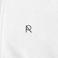 REVØRA Clean – Fleecejacke in White, Rückenprint aus der Nähe, KI-generierte Abbildung