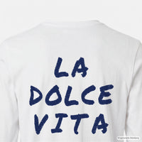 REVØRA La Dolce Vita – Longsleeve in White, Rückenprint aus der Nähe, KI-generierte Abbildung