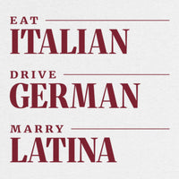REVØRA Eat Italian Drive German Marry Latina Oversized T-Shirt – Oversized Shirt in White, Rückenprint aus der Nähe