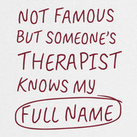 REVØRA Not Famous But Someone's Therapist Oversized T-Shirt – Oversized Shirt in White, Rückenprint aus der Nähe