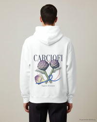 REVØRA Carciofi – Hoodie in White, getragen, Rückenprint, KI-generierte Abbildung