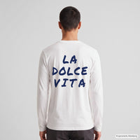 REVØRA La Dolce Vita – Longsleeve in White, getragen, Rückansicht, KI-generierte Abbildung