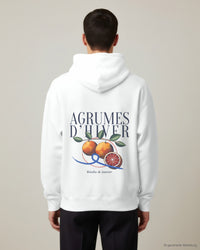 REVØRA Agrumes d'Hiver – Hoodie in White, getragen, Rückenprint, KI-generierte Abbildung