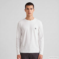 REVØRA Cheers – Longsleeve in White, getragen, Vorderansicht, KI-generierte Abbildung