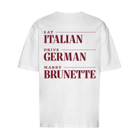 REVØRA Eat Italian Drive German Marry Brunette Oversized T-Shirt – Oversized Shirt in White, Rückansicht