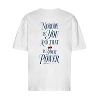 REVØRA Nobody Is You – Oversized Shirt in White, Rückansicht