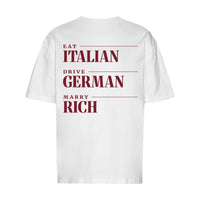 REVØRA Eat Italian Drive German Marry Rich Oversized T-Shirt – Oversized Shirt in White, Rückansicht