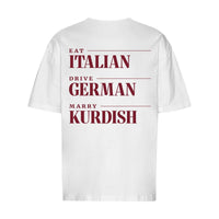 REVØRA Eat Italian Drive German Marry Kurdish Oversized T-Shirt – Oversized Shirt in White, Rückansicht