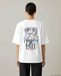 REVØRA Who Cares Probably Late Watch – Oversized Shirt in White, getragen, Rückenprint, KI-generierte Abbildung
