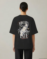 REVØRA Who Cares Probably Late Watch – Oversized Shirt in Black, getragen, Rückenprint, KI-generierte Abbildung