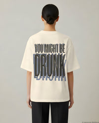 REVØRA You Might Be Drunk Oversized T-Shirt – Oversized Shirt in Natural Raw, getragen, Rückenprint, KI-generierte Abbildung