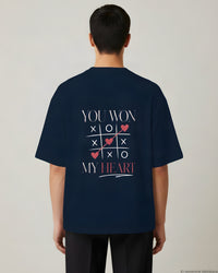 REVØRA You Won My Heart – Oversized Shirt in French Navy, getragen, Rückenprint, KI-generierte Abbildung